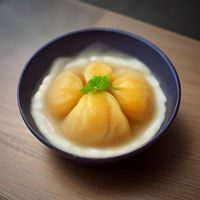 香蕉船兄弟内容编辑陈晓帆的工作照，专注于内容研究的年轻编辑在工作台前整理资料，背景是热带风格的创作环境